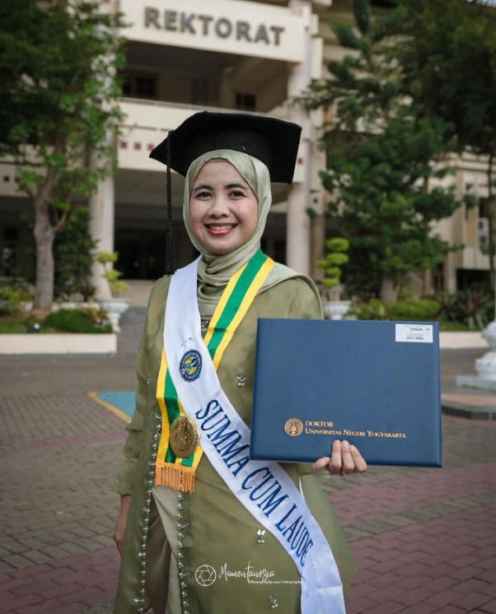 Jalan Tak Mudah Zela Selesaikan Pendidikan Doktor Hingga Raih Predikat Summa Cum Laude di UNY