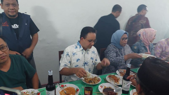 Capres Anies Baswedan Jajal Nasi Lengko di Kota Cirebon