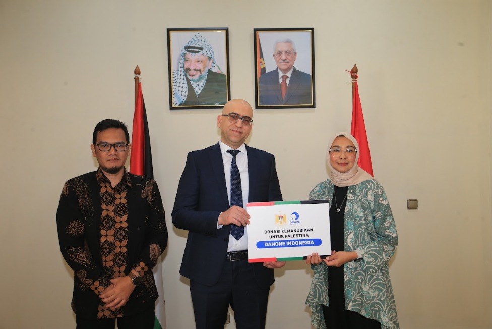 Danone Indonesia bersama dengan Karyawan Muslim Danone Indonesia (KARISMA), Selasa 5 Desember 2023 menyalurkan bantuan berupa uang tunai senilai total Rp630 juta. Dok.Ist