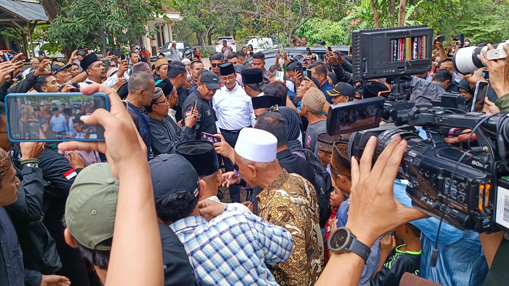 Anies Kampanye di Cirebon, Warga: <i>Selamat Datang Presiden Kita</i>