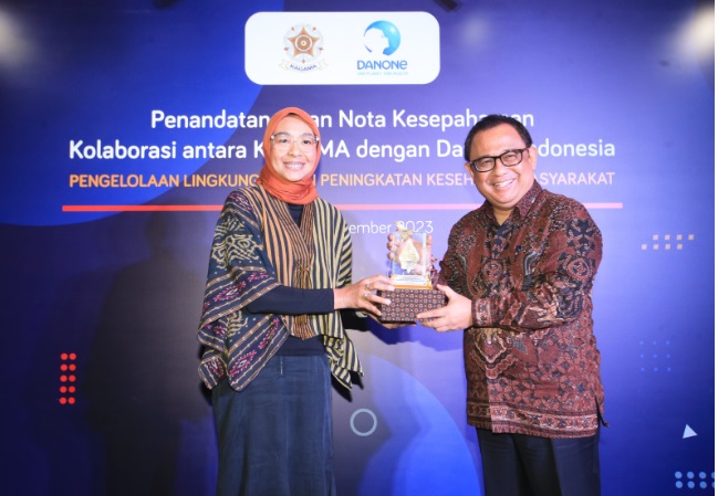 Danone Indonesia bersama Keluarga Alumni Universitas Gadjah Mada (KAGAMA) menyelenggarakan penandatanganan nota kesepahaman, di Jakarta. Dok. Ist