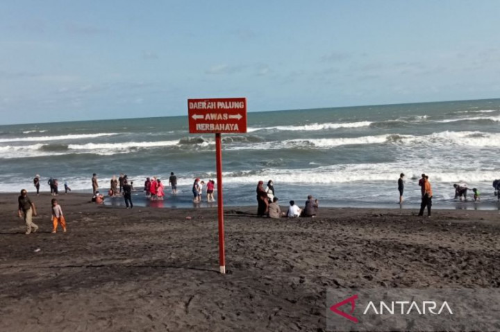 Bupati: Pantai Selatan Bantul Tidak Aman untuk Berenang