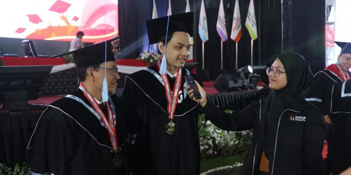 Kompak! Ayah dan Anak Diwisuda Bareng dan Dapat Gelar yang Sama di Tel-U