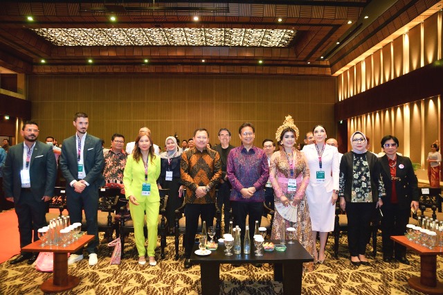 Menkes Budi Gunadi Sadikin Raih Penghargaan dari WOCPM Paris