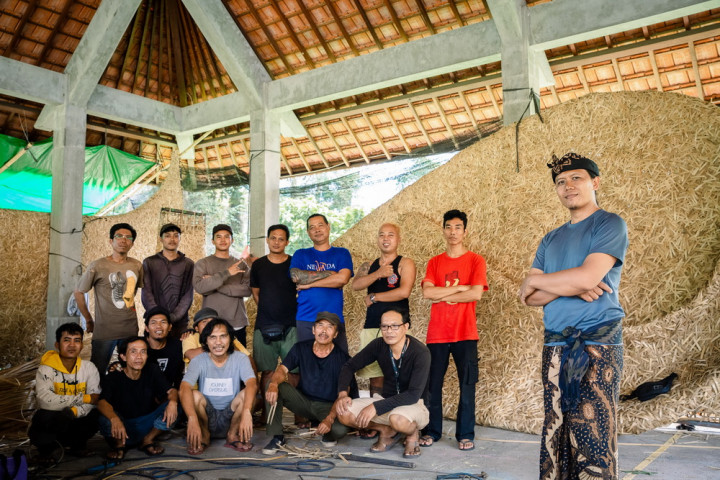 Seniman Bali Manfaatkan Bambu Tak Terpakai Jadi Instalasi Seni di DWPXV