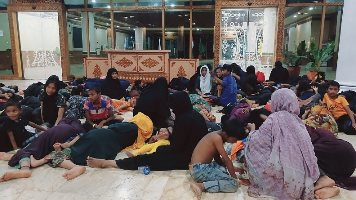 Warga Aceh Besar Bawa 135 Pengungsi Rohingya ke Kantor Gubernur Aceh