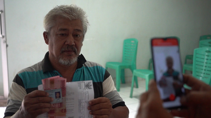 Juru Bayar Kantorpos Antar Langsung Bansos Tahap 4 ke Rumah, KPM Menangis Haru