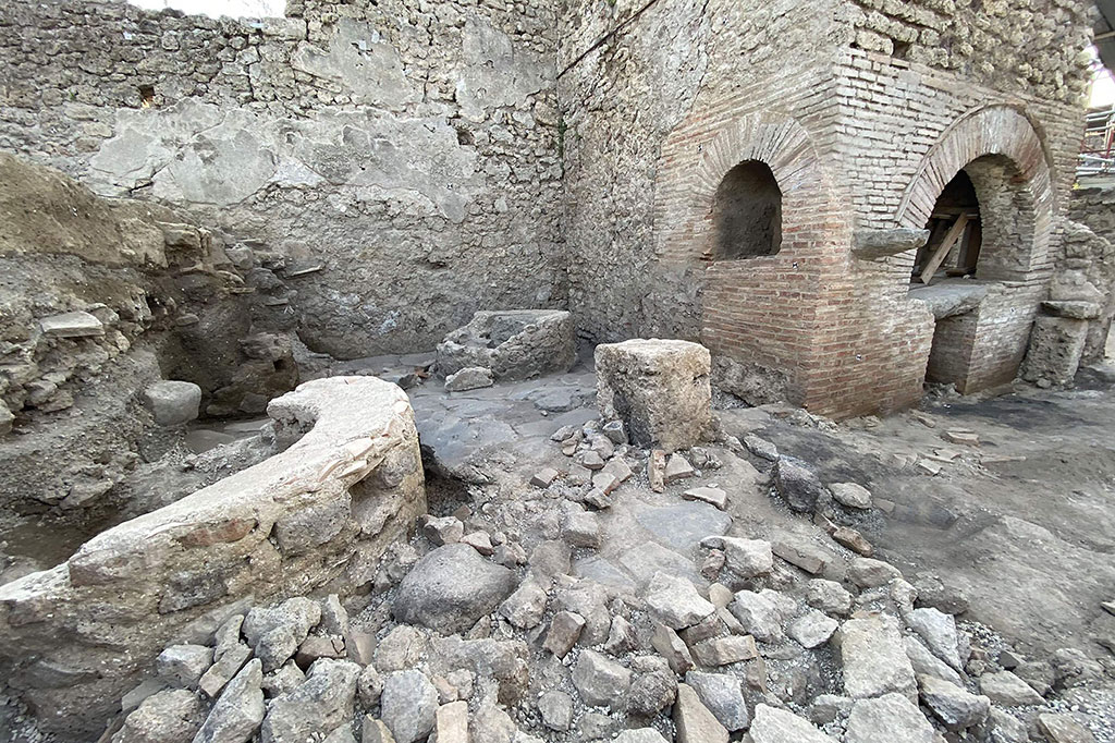 Toko Roti Kuno Pekerjakaan Budak Ditemukan di Pompeii