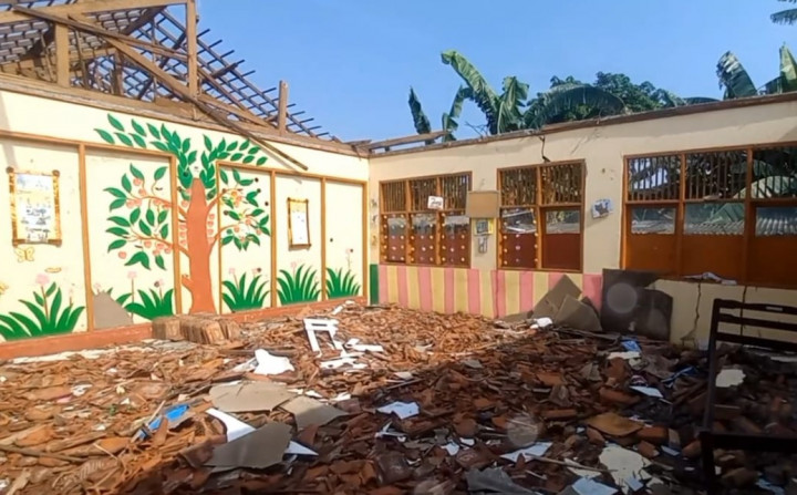 Ruang Kelas SDN Setia Mekar 03 Bekasi Ambruk