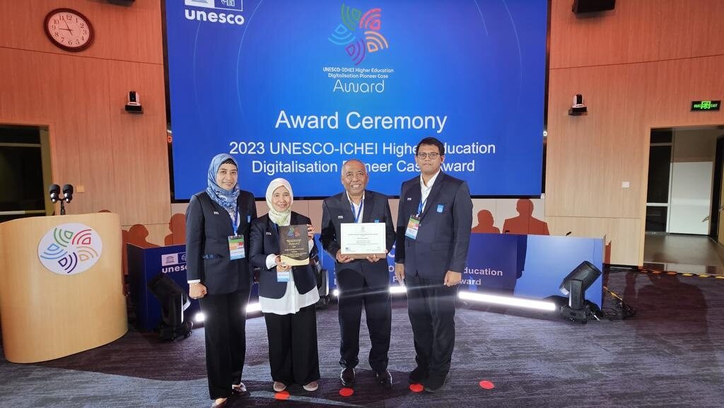 Wakil Rektor I ITS, Adi Soeprijanto (kedua dari kanan), saat menerima penghargaan di Shenzhen, China. DOK ITS