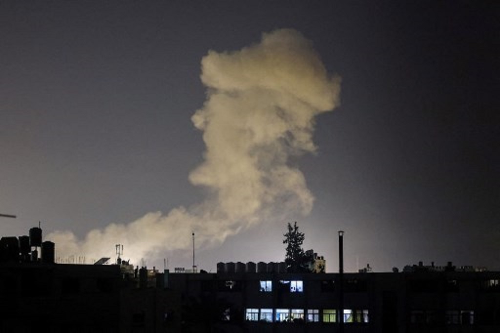 Asap mengepul dari serangan udara Israel di kota Rafah, Gaza selatan, 11 Desember 2023. (Mohammed ABED / AFP)