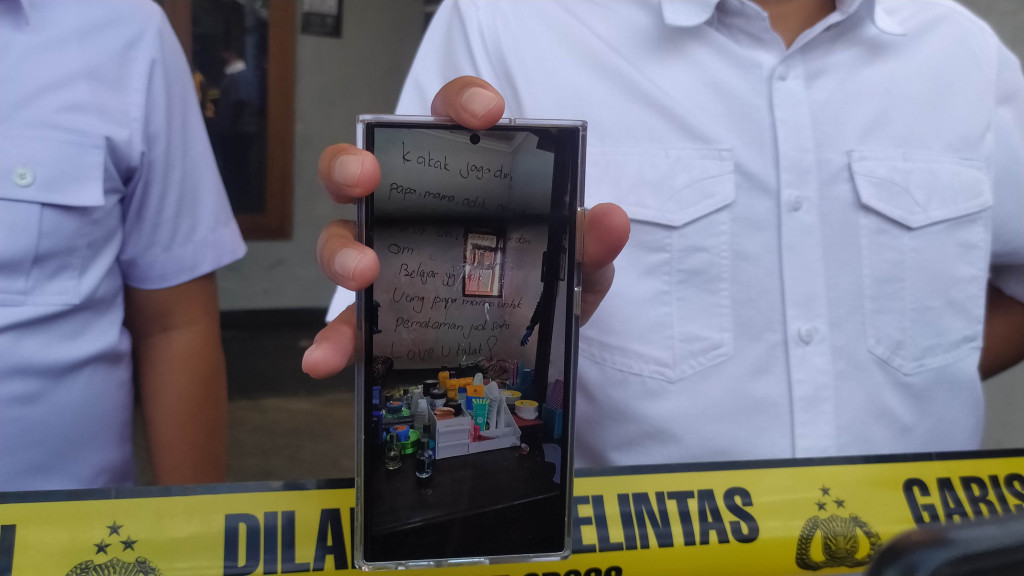 Foto pesan yang ditinggalkan di tempat kejadian perkara (TKP) dalam perkara satu keluarga bunuh diri di Dusun Boro RT03/RW10, Desa Saptorenggo, Kecamatan Pakis, Kabupaten Malang, Jawa Timur. Medcom.id/Daviq Umar