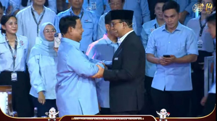 Momen Hangat Anies-Muhaimin Bersalaman dengan Paslon Lain di Debat Perdana Pilpres 2024