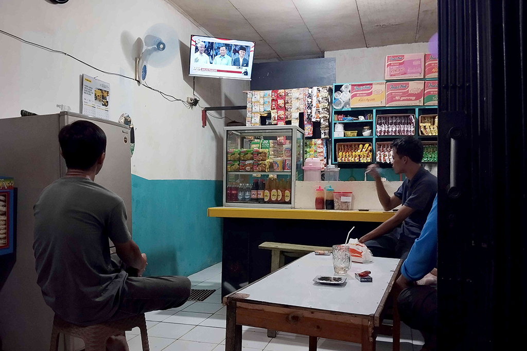 Potret Warga Menyaksikan Siaran Langsung Debat Pilpres 2024