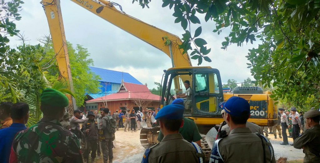 2 Bangunan Tak Berizin di Ruang Terbuka Hijau Dibongkar Ditjen PPTR