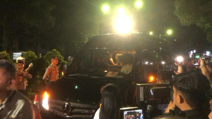 Anies Datangi 'Arena' Debat Capres Naik Mercedes-Benz Sprinter