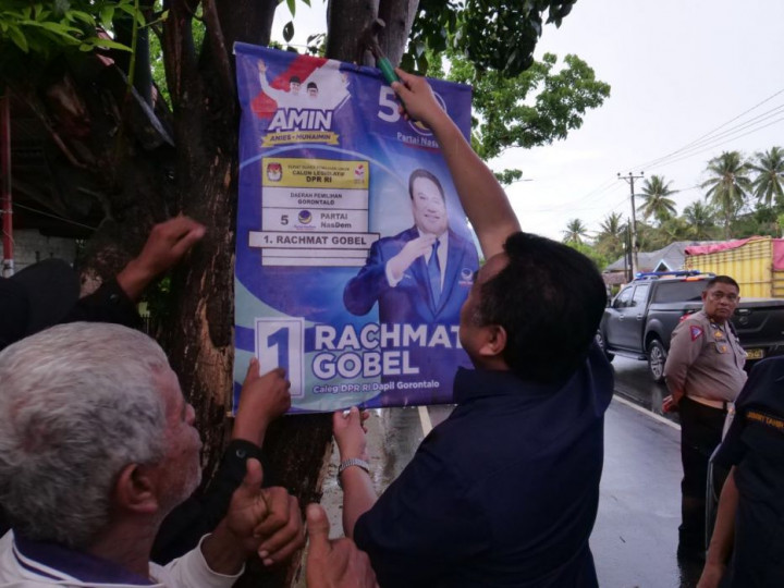 Gobel Copoti Poster APK Miliknya yang Dipaku di Pohon