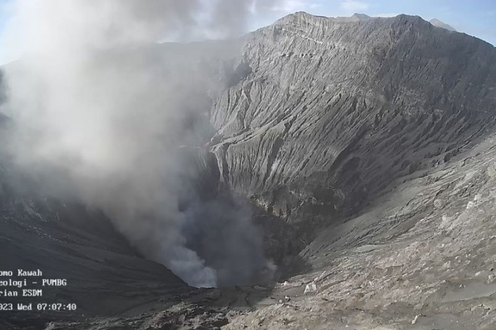 Asap Putih dan Kelabu Keluar dari Gunung Bromo