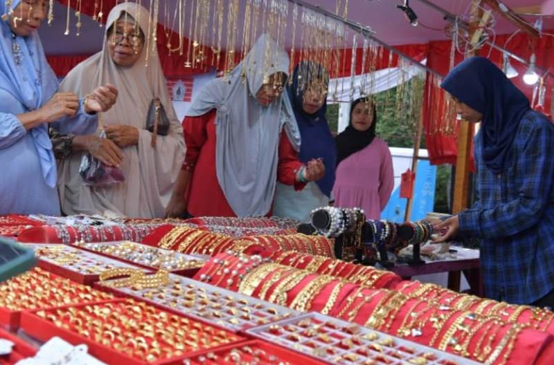 Pelaku UMKM memamerkan karyanya. Foto: dok Infopublik.