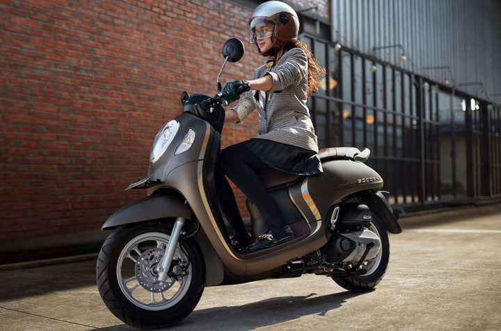 Tips Berkendara Motor Buat Cewek Agar Tetap Aman & Stylish