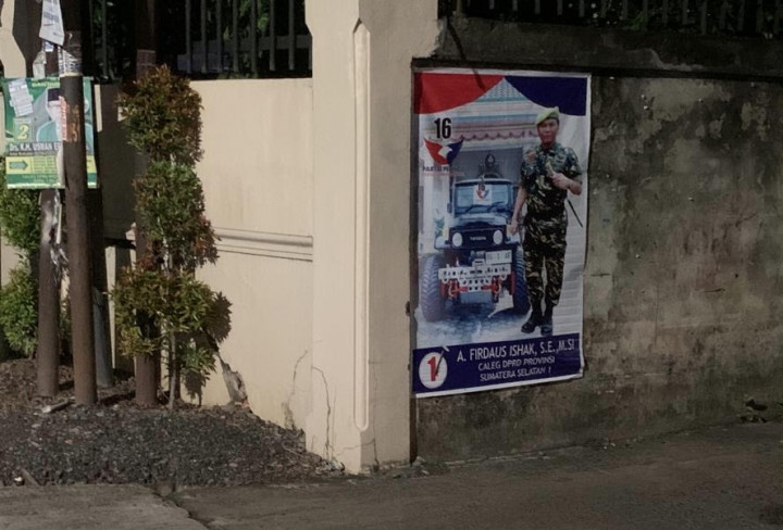 Bawaslu Sumsel Selidiki Foto Spanduk Caleg Berpakaian Ala Militer