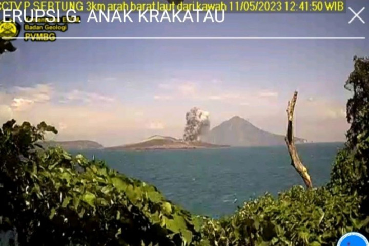 Gunung Anak Krakatau Meletus Lontarkan Abu Setinggi 1.000 Meter