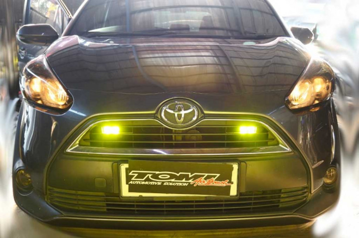 Musim Hujan Lampu Bawaan Mobil Tak Membantu? Coba Tipe Projie