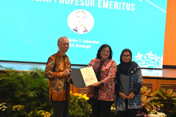 ITB Beri Gelar Profesor Emeritus untuk Prof. Djoko T. Iskandar