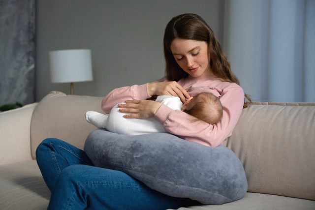 Hal ini bisa bikin acara memberikan ASI pada bayi jadi sakit. Intip komplikasi menyusui yang perlu Moms ketahui. (Foto: Ilustrasi/Dok. Freepik.com)