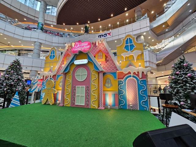 Dalam keceriaan Natal dan Tahun Baru, Aeon Mall Sentul City juga berbagi pada anak yatim piatu. (Foto: Dok. Istimewa)
