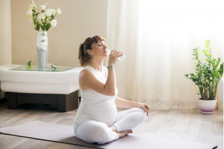 Moms, Ini Lho Takaran Ideal Konsumsi Air saat Hamil