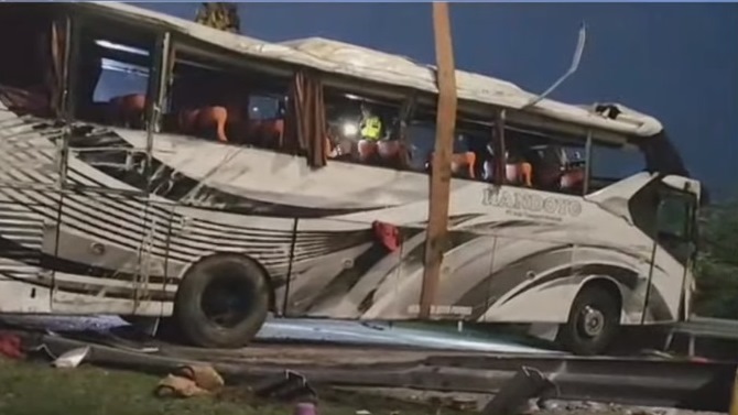 Polisi Pastikan Bus Handoyo Kecelakaan di Tol Cipali Bermuatan 20 Orang