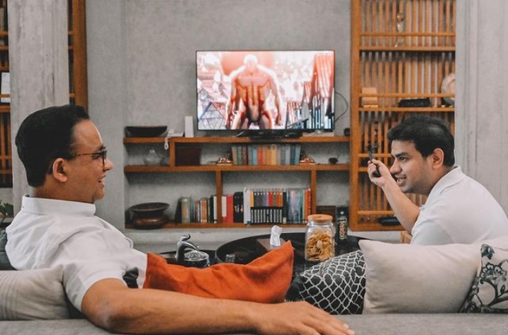 Nonton Attack on Titan Bareng Fadil Jaidi, Anies Diajari Jadi Wibu di Sela Kampanye