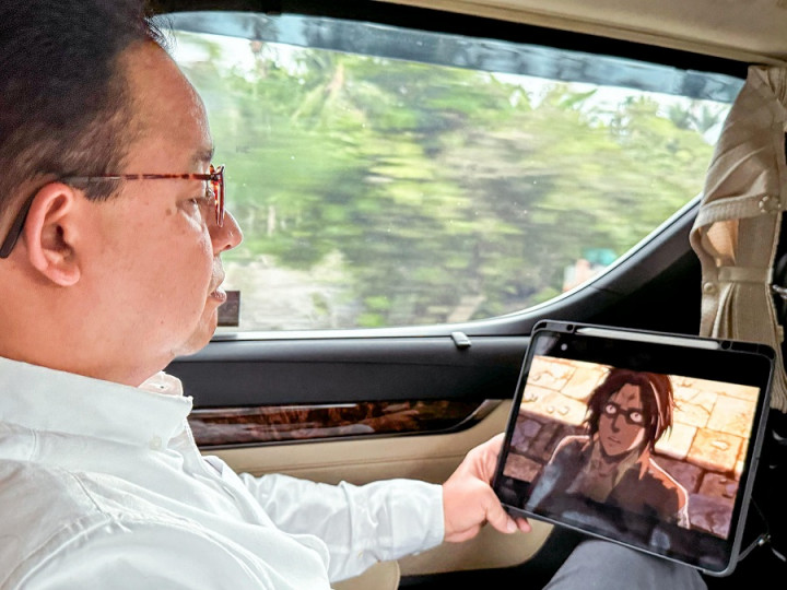 Usai Diajari Fadil Jaidi, Anies Nonton Attack On Titan di Sela Kampanye