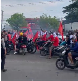 Massa Bermotor Berbendera PDIP Diduga Provokasi Acara Kaesang di Pati