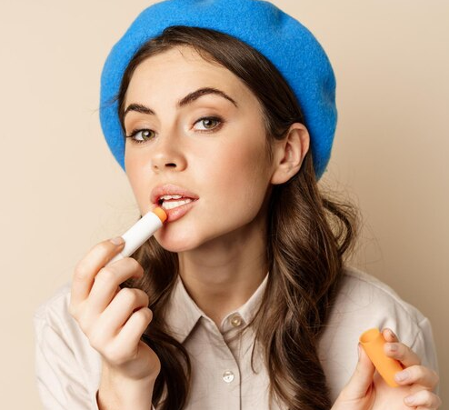 Amankah Memakai Lip Balm jika Teksturnya Berubah Kasar dan Berbintik? Ini Jawaban Ahli!