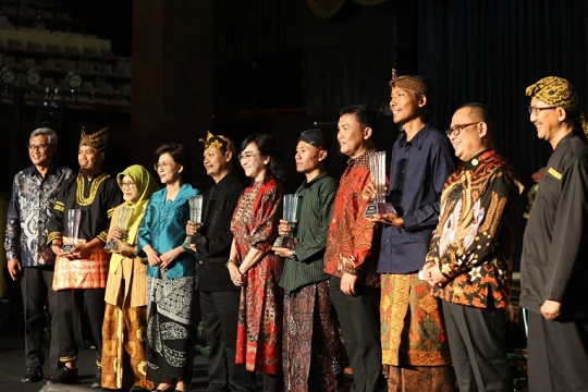 Punya Kisah Inspiratif, UGM Berikan Anugerah Alumni Mengabdi Awards kepada 5 Orang