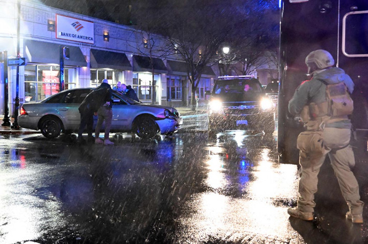 Sebuah Mobil Menabrak Iring-iringan Mobil Joe Biden