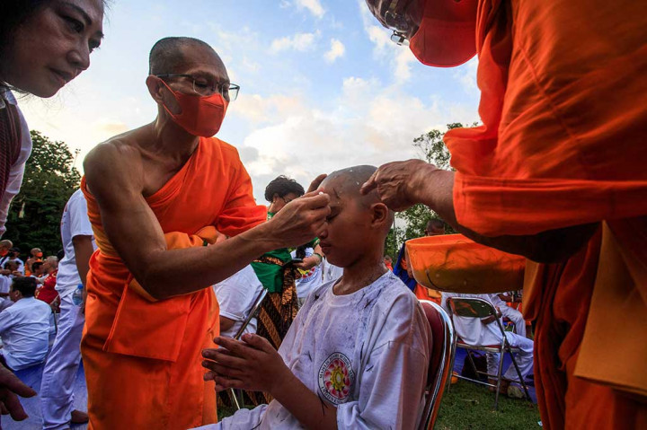 Melihat Prosesi Potong Rambut Ratusan Peserta Pabbajja Samanera di Borobudur