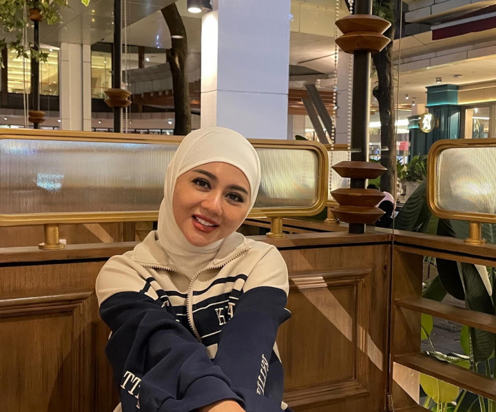 Jenita Janet Terharu Latih Vokal Tiga ODGJ untuk Rekaman