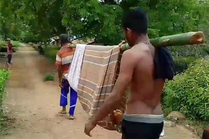 Miris! Warga Sakit Harus Ditandu 6 KM Menuju Puskesmas akibat Jalan Rusak