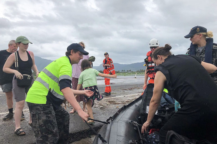 Tim Penyelamat Evakuasi Kota Australia yang Dilanda Banjir
