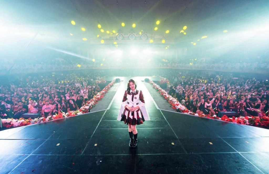 Shani Indira Natio di antara fans yang hadir dalam JKT48 12th Anniversary Concert Flowerful di Graha Unesa Surabaya, Minggu, 17 Desember 2023/Dok pribadi Shani