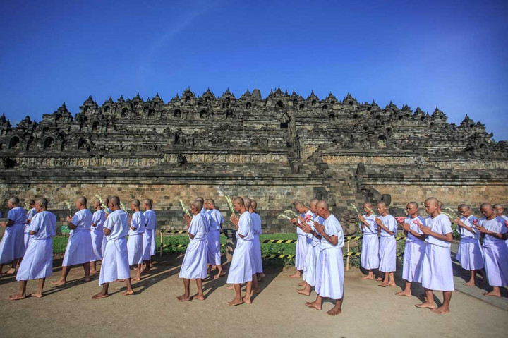 Potret Peserta Pabbajja Samanera Laksanakan Pradaksina di Borobudur