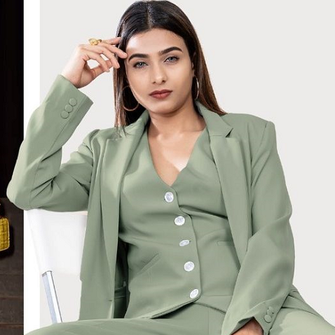 Kaleidoskop Fashion 2023: Outfit Sage Green, Blazer Oversized hingga Kain Wastra yang Makin Diminati