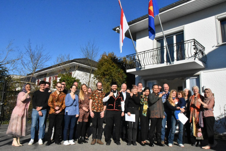 Diplomasi Bahasa Indonesia: Puluhan Peserta BIPA Rayakan Wisuda di Bern