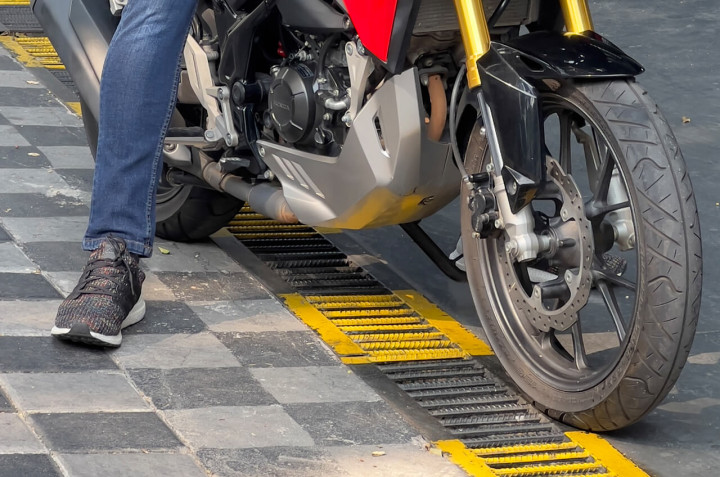 Berhenti Ketika Naik Motor, Turun Kaki Kiri atau Kanan Duluan?