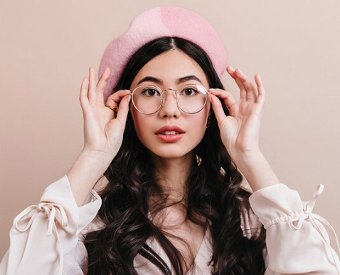 Gen Z menyukai riasan yang simpel, tidak heran bila mereka sangat menyukai lip gloss. (Foto: Ilustrasi. Dok. Freepik.com)
