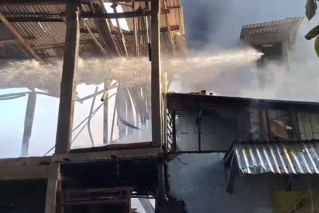 Diduga Korsleting Listrik, Tempat Pengepul Barang Bekas Terbakar