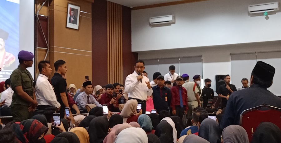 Calon presiden (Capres) nomor urut 1, Anies Baswedan menghadiri dialog publik di Universitas Bina Bangsa, Kota Serang, Banten. Medcom.id/ Hendrik Simorangkir